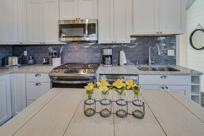 Täysikokoinen jääkaappi, mikroaaltouuni, uuni, liesi