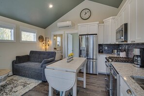 Full-sized fridge, microwave, oven, stovetop