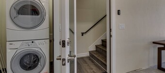 Impeccable Guest House, New Furnishing, Near Downtown. EV Charger, Dog Friendly, Deck, Enclosed Yard
