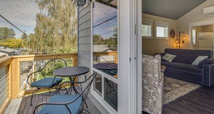 Impeccable Guest House, New Furnishing, Near Downtown. EV Charger, Dog Friendly, Deck, Enclosed Yard