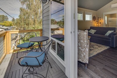 Impeccable Guest House, New Furnishing, Near Downtown. EV Charger, Dog Friendly, Deck, Enclosed Yard