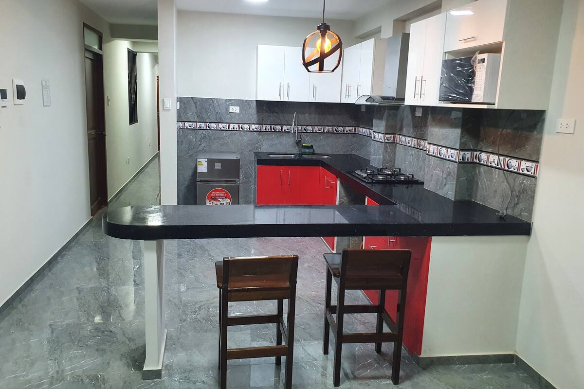Lemari es besar, microwave, oven, dan mesin pencuci piring
