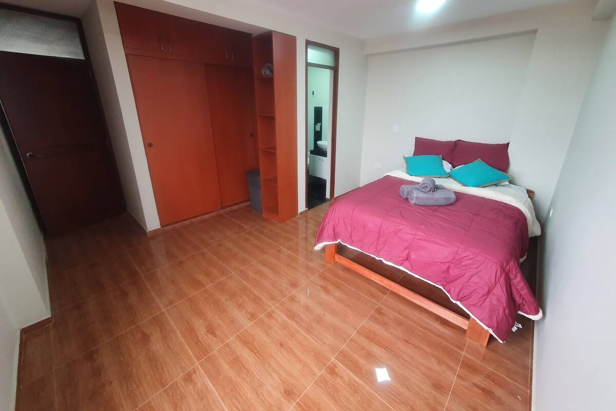Seprai premium, selimut bulu angsa, dan minibar