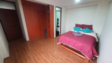 Seprai premium, selimut bulu angsa, dan minibar