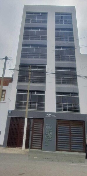 Vista frontal de la propiedad