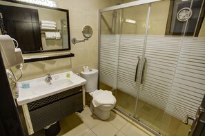 Buồng tắm vòi sen, vòi sen phun mưa, máy sấy tóc, dép đi trong nhà 