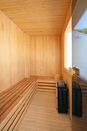 Sauna, hot tub