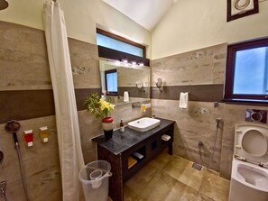 Luxury cottage with Private sit-out - Tathastu Kanha (Baihar)