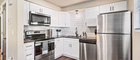 Réfrigérateur, micro-ondes, four, plaque de cuisson