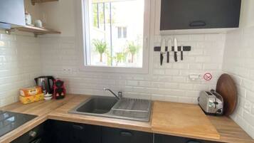 Fridge, microwave, stovetop, coffee/tea maker