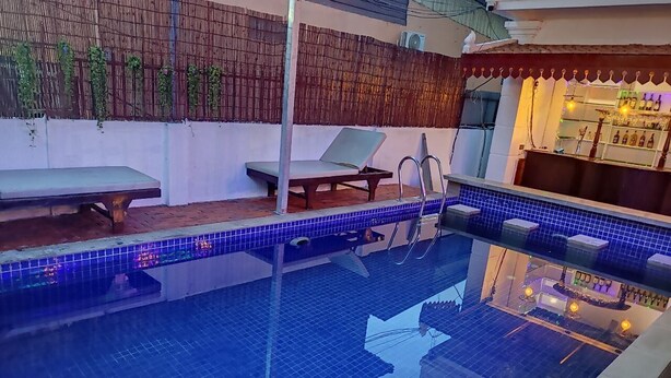 Swim-up bar - Angkor Indian Hotel (Siem Reap)