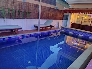 Swim-up bar