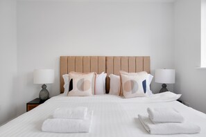 3 bedrooms, iron/ironing board, travel cot, free WiFi - Design-Led Luxurious Townhouse Prime Location W/ Parking (Reading)