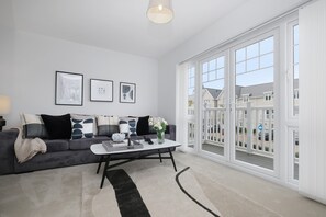 Smart TV - Design-Led Luxurious Townhouse Prime Location W/ Parking (Reading)