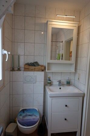 Dusj, håndklær, såpe og toalettpapir