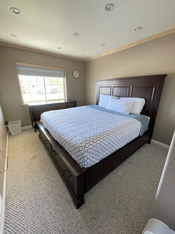 4 quartos, escrivaninha, ferros/tábuas de passar roupa