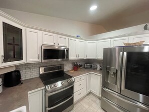 Geladeira, micro-ondas, fogão, cooktop