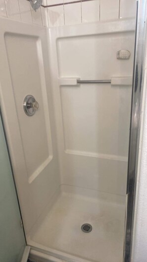 Ensemble douche/baignoire, sèche-cheveux, bidet, serviettes fournies