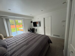 4 quartos, escrivaninha, ferros/tábuas de passar roupa