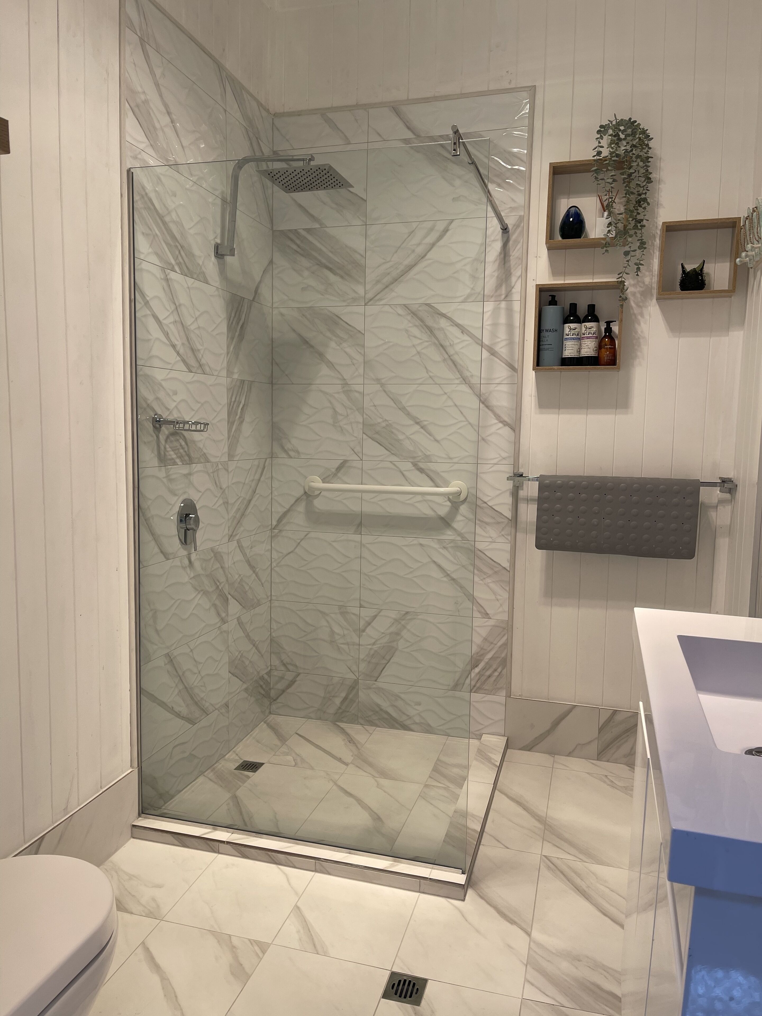 Shower, free toiletries, hair dryer, towels