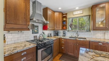 Kylskåp, mikrovågsugn, ugn och spishäll