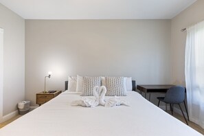 特色公寓客房, 2 間臥室, 庭院, 泳池景觀 | 2 間臥室、獨特裝潢、布置獨特、熨斗/熨衣板