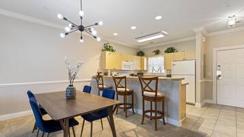 Signature Condo, 2 Bedrooms, Patio, Pool View | In-room dining