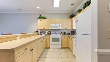 Signature Condo, 2 Bedrooms, Patio, Pool View | Private kitchen | Fridge, microwave, oven, stovetop