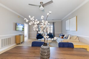 Signature-Apartment, 2 Schlafzimmer, Terrasse, Poolblick | Wohnzimmer