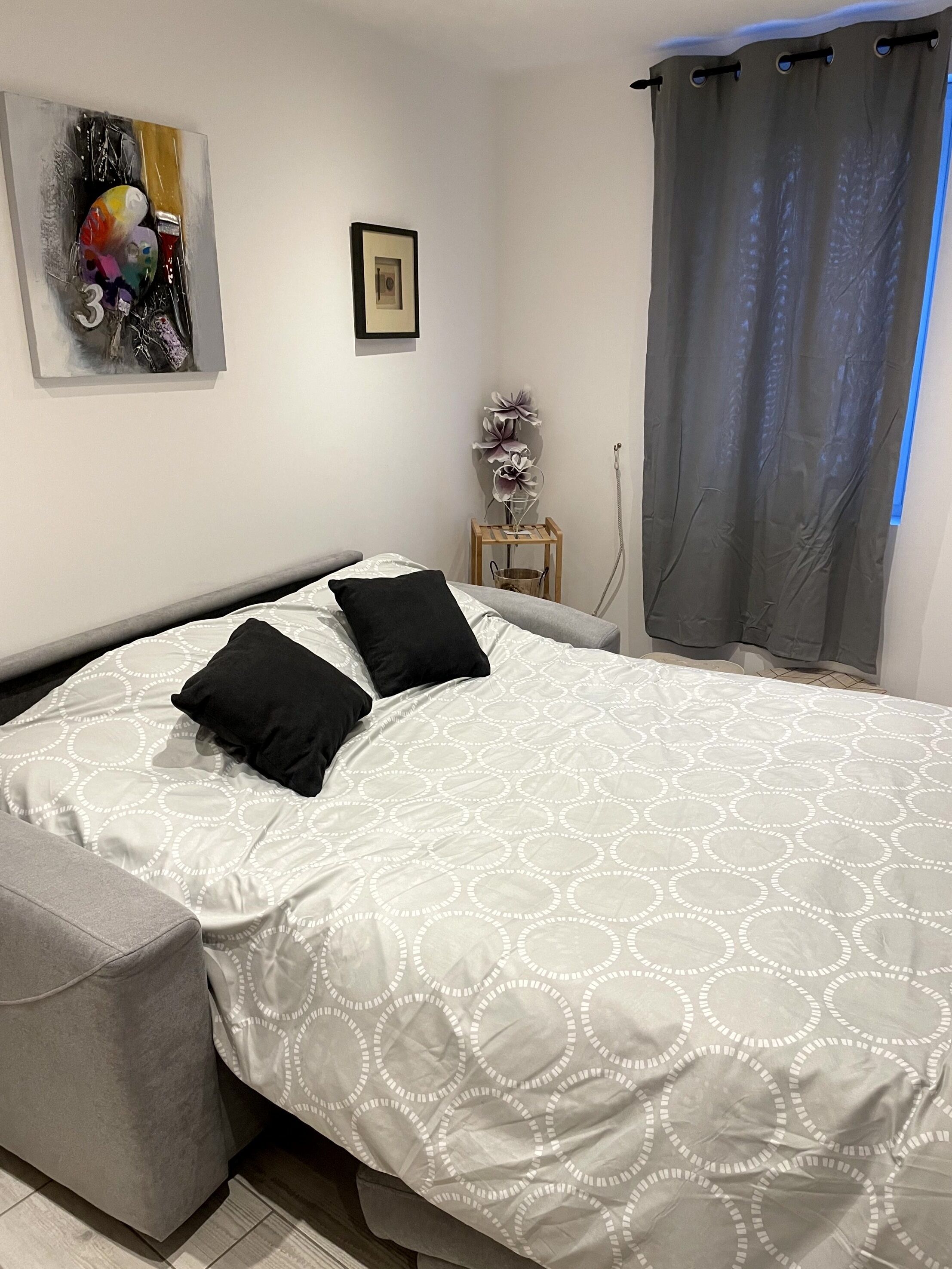 2 slaapkamers, een bureau, een strijkplank/strijkijzer, reisbedje