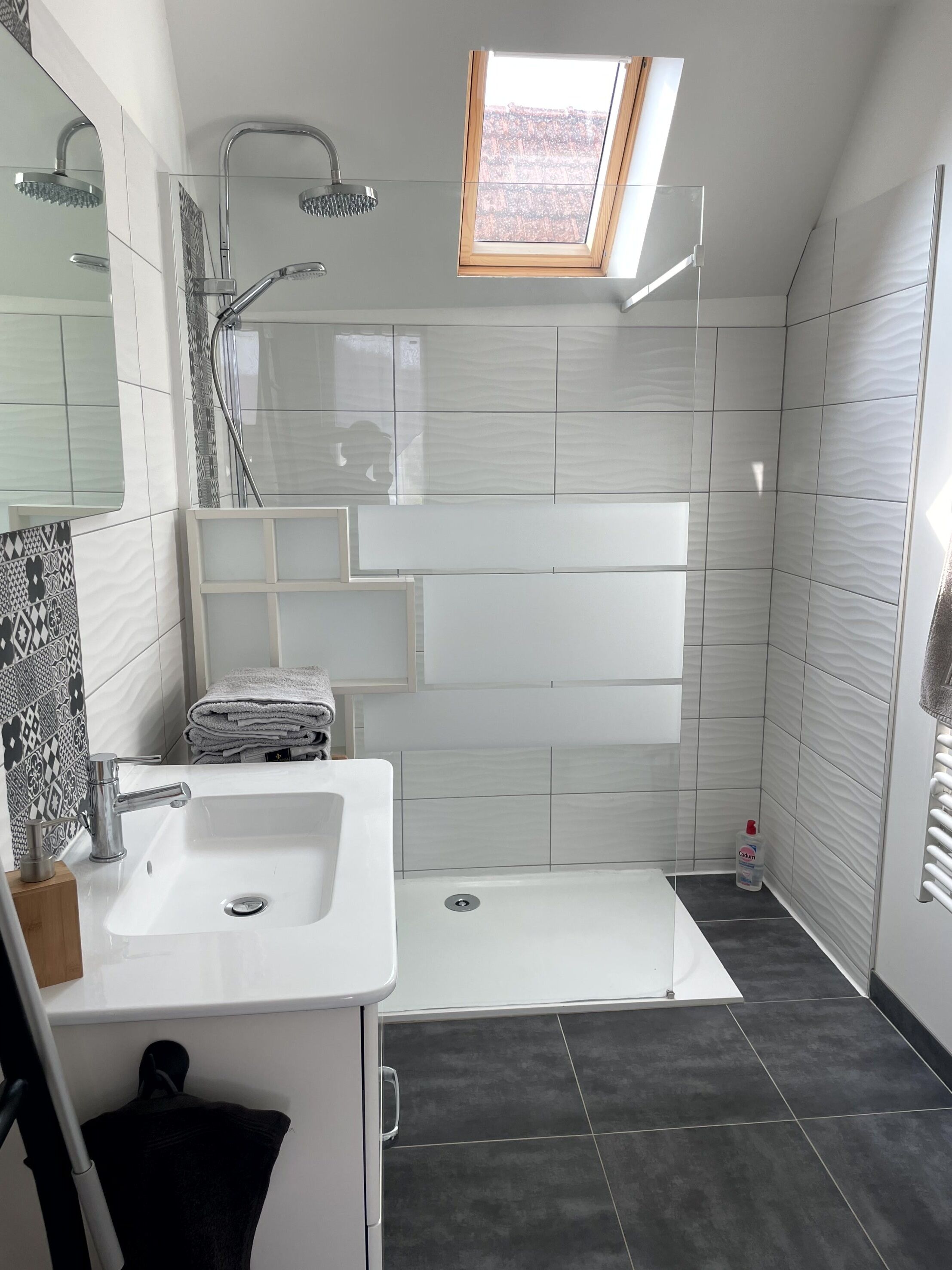 Douche, sèche-cheveux, serviettes fournies, savon