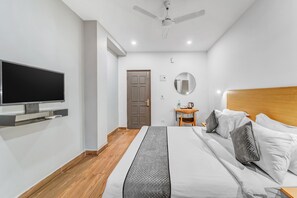 Deluxe Double Room | Hypo-allergenic bedding, desk, laptop workspace, blackout drapes - Rohaan Inns - UPAR Hotels Ashok Nagar (Chennai)