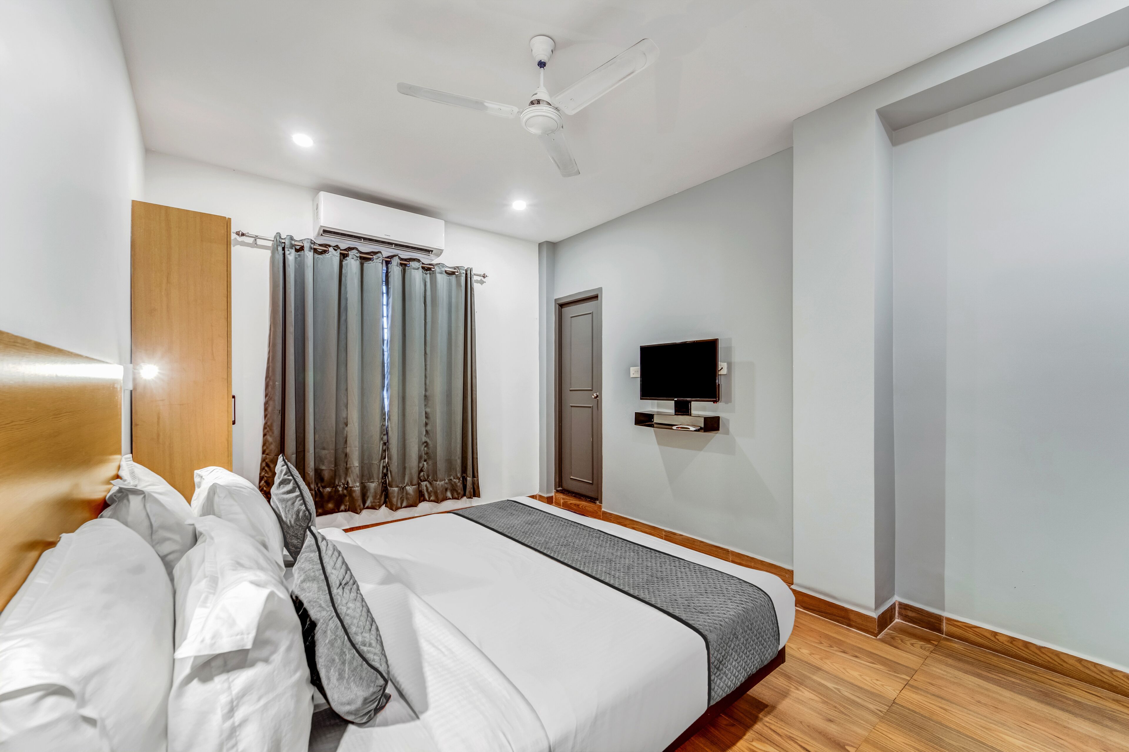 Deluxe Double Room | Hypo-allergenic bedding, desk, laptop workspace, blackout drapes