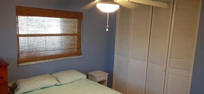 2 bedrooms, iron/ironing board, free WiFi, bed sheets - WATERFRONT 2BR/1.5 BA DUPLEX APT DIRECTLY ON FAMOUS JOHNS PASS!!! (Madeira Beach)