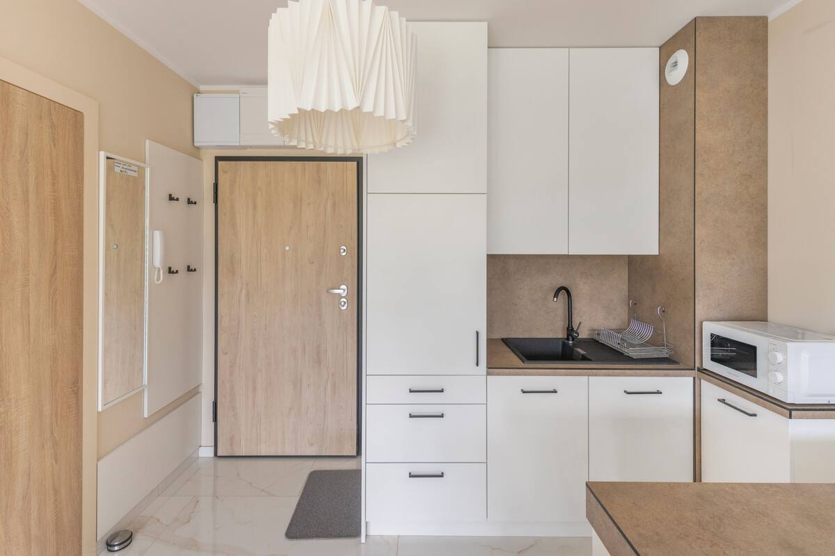 Studio Suite (47/10) | Private kitchen | Fridge, stovetop, electric kettle, cookware/dishes/utensils