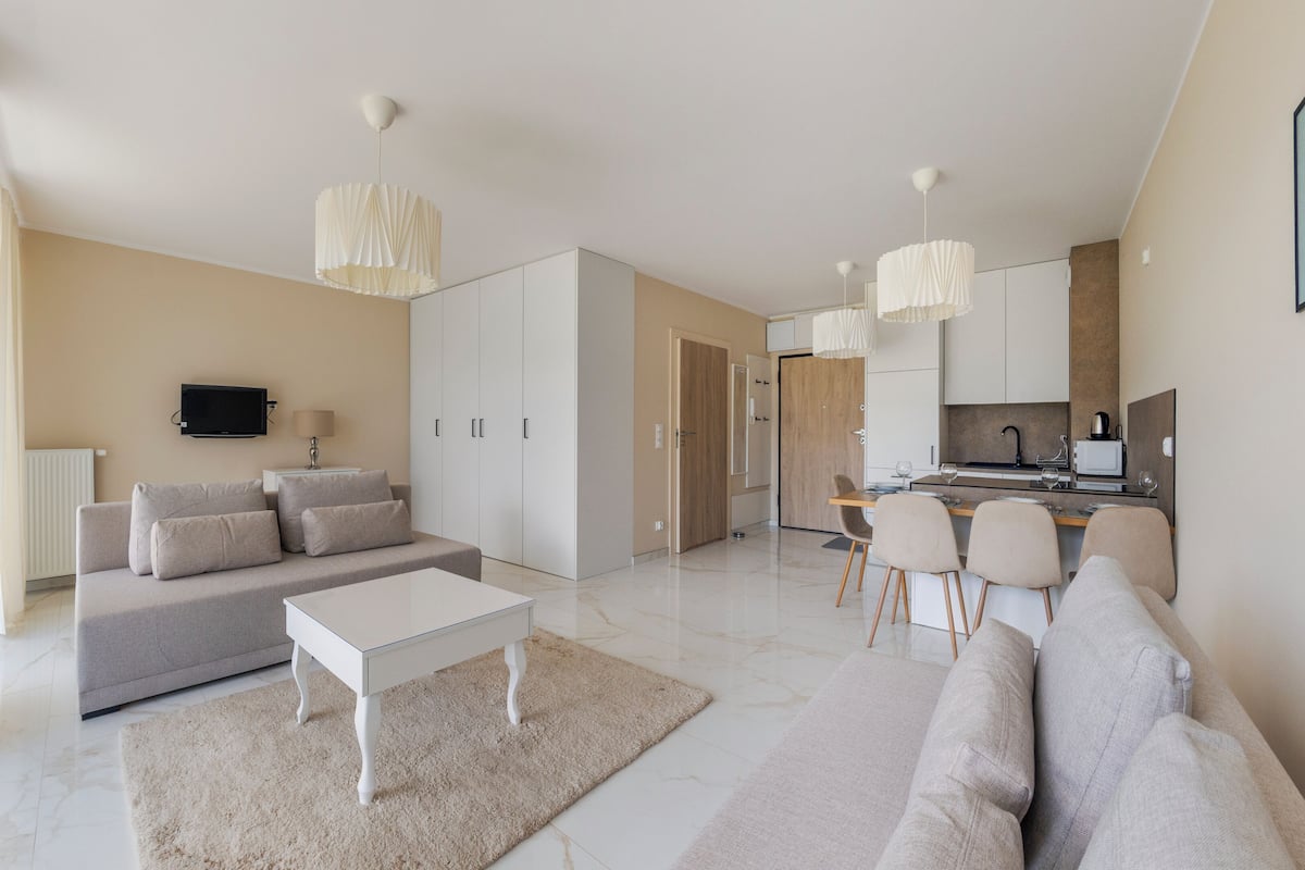 Studio Suite, Balcony | Living area | Plasma TV