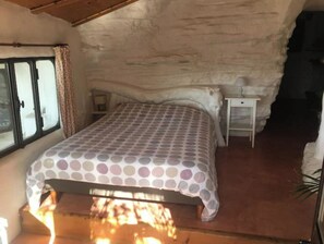5 bedrooms, travel crib, free WiFi, bed sheets