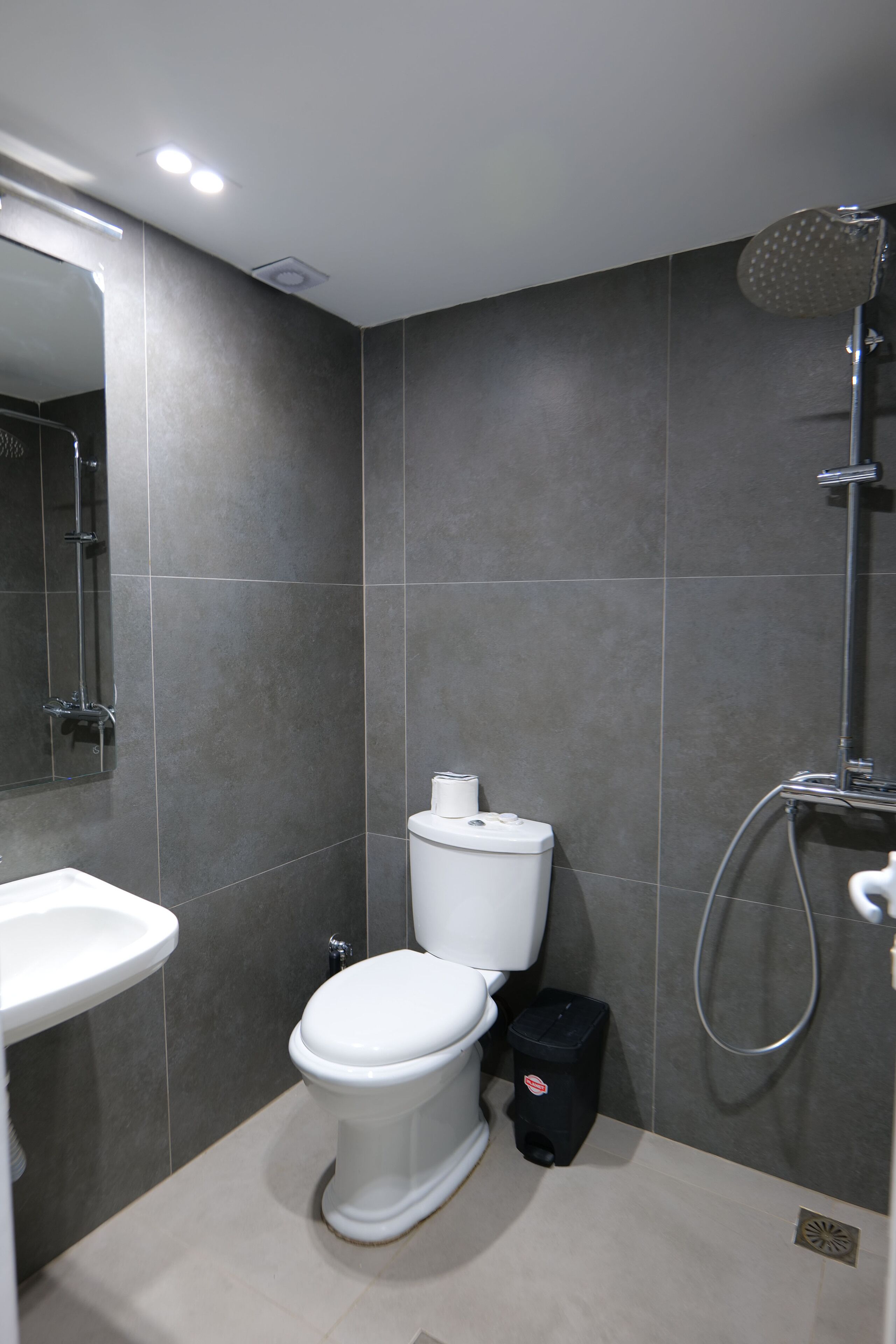 Ein Badezimmer mit Toilette, Waschbecken und Dusche.