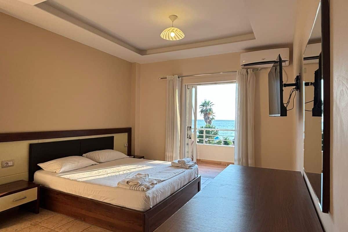Tweepersoonskamer, balkon, uitzicht op zee | 1 slaapkamer, gratis wifi