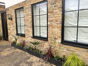 Exterior detail - Nestled in a grand private estate, near woodlands, easy access London (Kingston upon Thames)