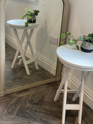 Interior - Nestled in a grand private estate, near woodlands, easy access London (Kingston upon Thames)