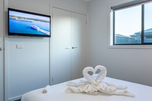 4 bedrooms, desk, iron/ironing board, travel cot - Sauna + King Beds Tranquillity Base Fun Family Home (Saint Leonards)