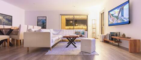 Smart-TV, Videospiele, DVD-Player, Tischfußball