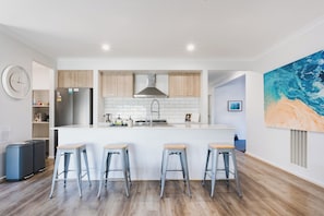 Réfrigérateur, four à micro-ondes, un four, surface de cuisson