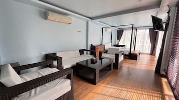 Deluxe Suite Room | Free WiFi