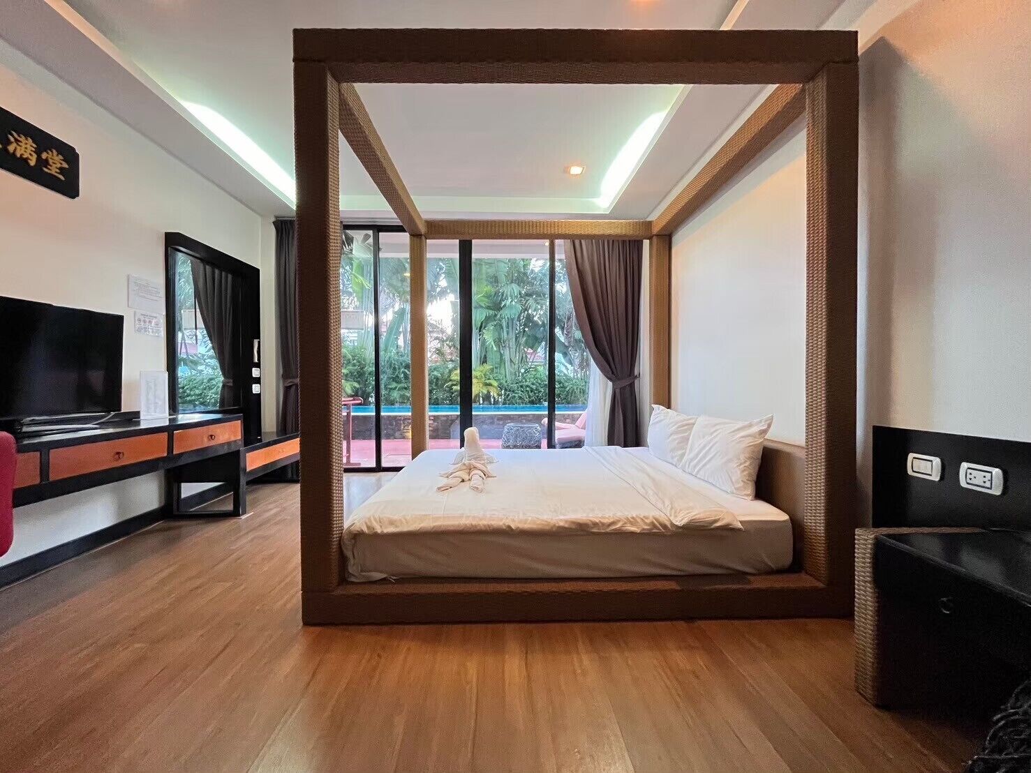 Deluxe Pool Side Room | Free WiFi