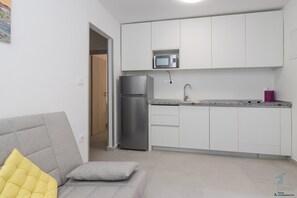Smart TV - Cute and modern apt, historical neighborhood, near the city center, Marina 1 (Split)