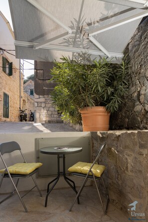 Outdoor dining - Cute and modern apt, historical neighborhood, near the city center, Marina 1 (Split)