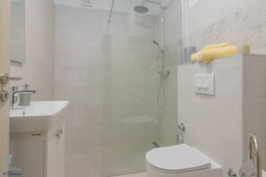 Shower, hair dryer, towels, soap - Cute and modern apt, historical neighborhood, near the city center, Marina 1 (Split)