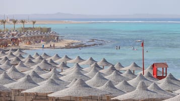 Magánstrand, fehér homok, ingyenesen használható cabanák és napozóágyak